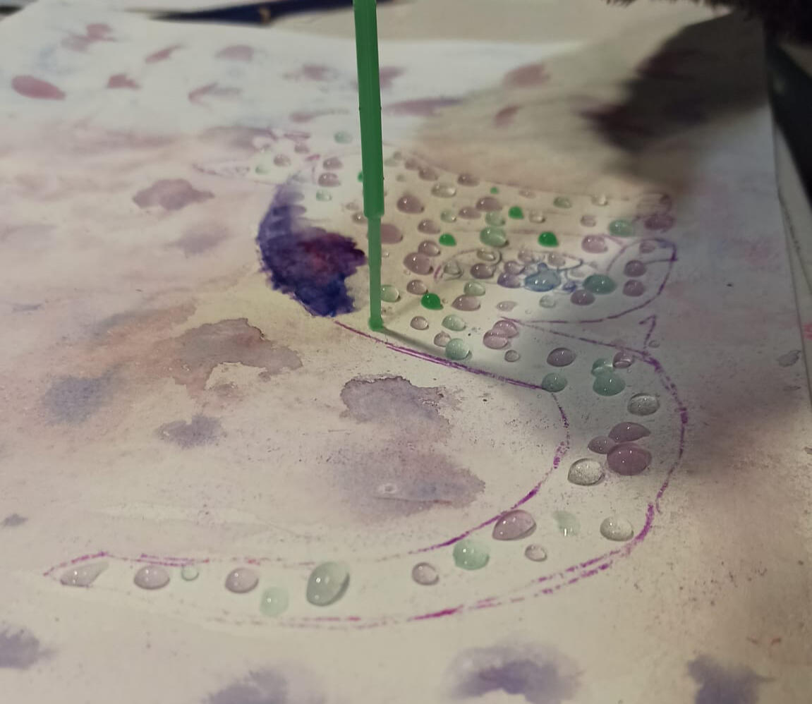 Trabajando con las manos en ejercicios creativos.