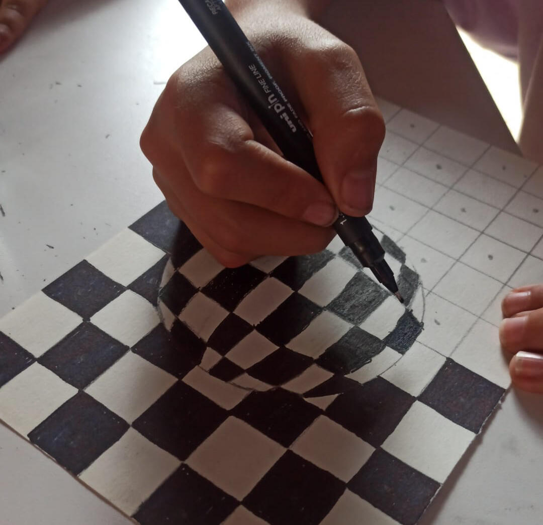 Alumnos haciendo ejercicios de dibujo durante una sesión de Inkietamentes